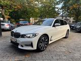 BMW 320 i Luxury Line.Automatik+Kamera+Leder+LED+AHK - BMW 320 Gebrauchtwagen in Bremen