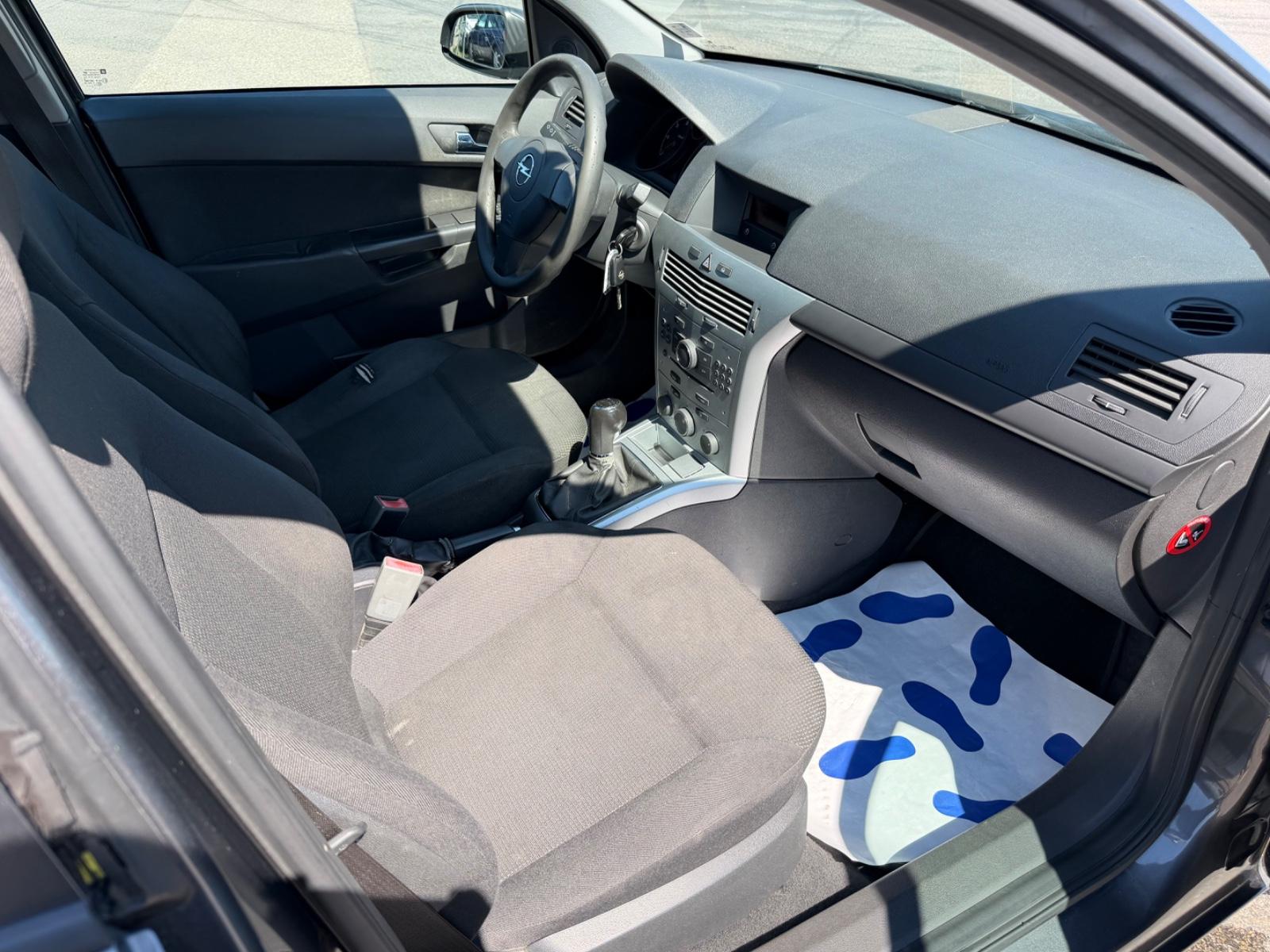 Opel Astra 2009 — photo 15