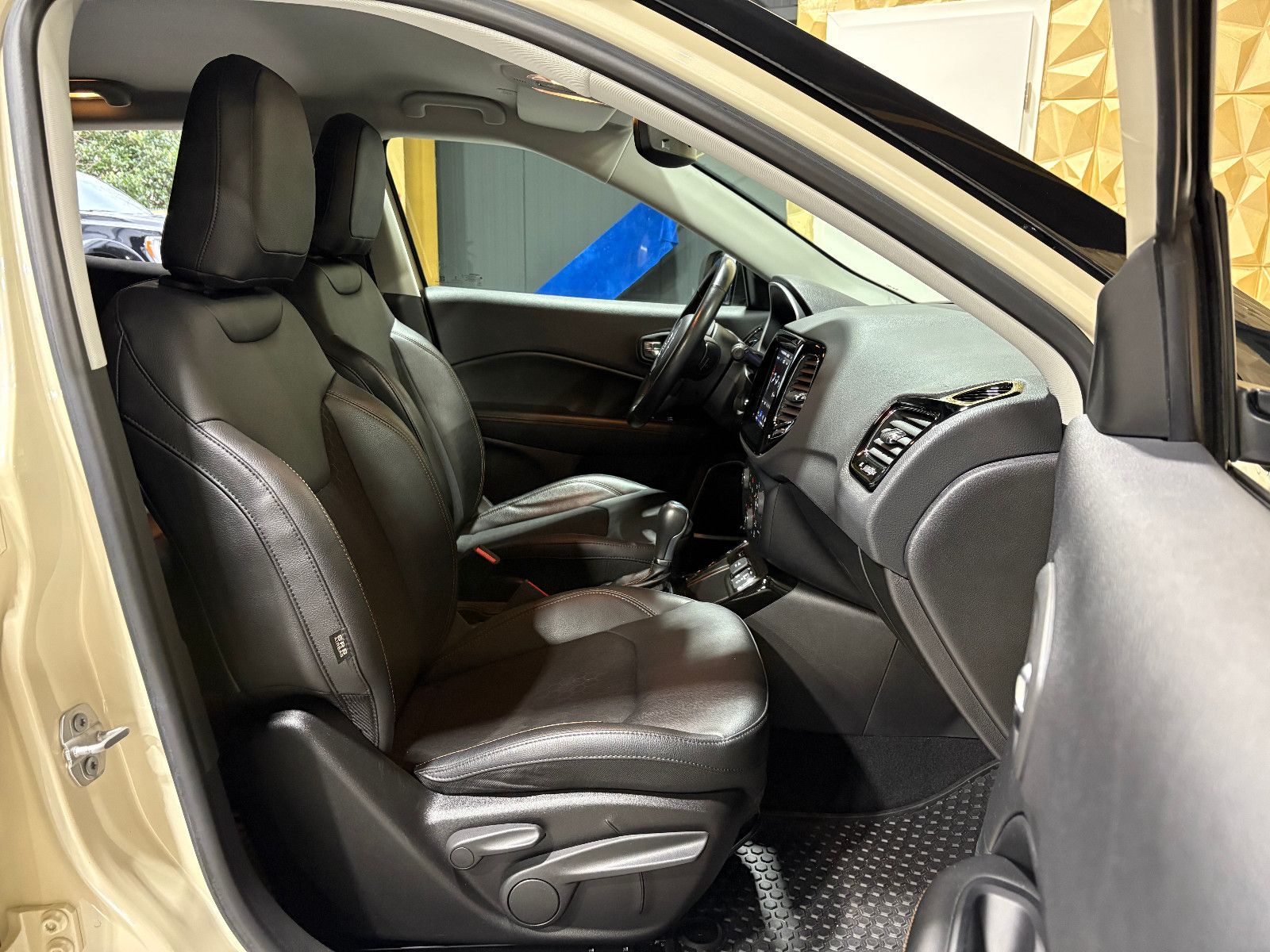 Fahrzeugabbildung Jeep Compass Limited FWD/NAVI/KAMERA/SOUND/DAB/SHZ