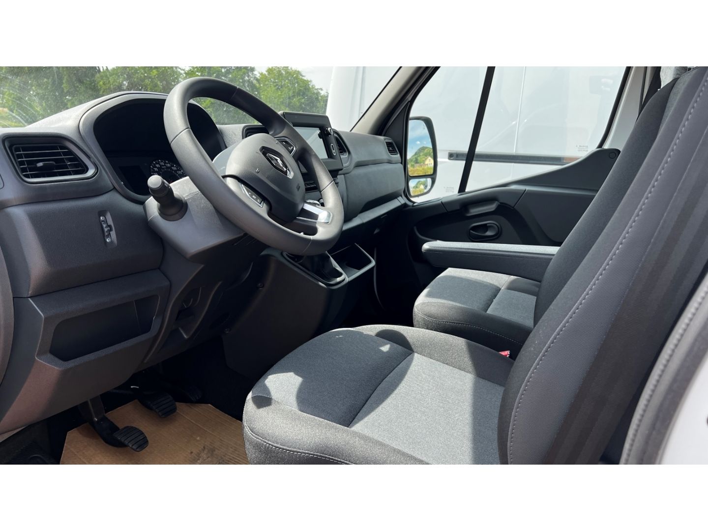 Fahrzeugabbildung Renault Master Kasten L3H2 HKa 3,5t 3 AHK Totwinkelassis