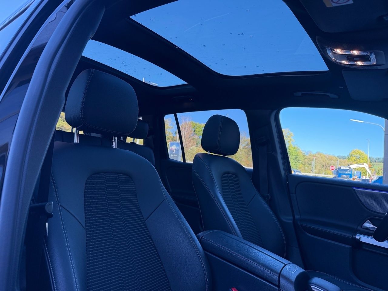 Fahrzeugabbildung Mercedes-Benz GLB 200 PANO+AHK+STNDHZ+MULTIBEAM+DISTR+LHZ+KAM+