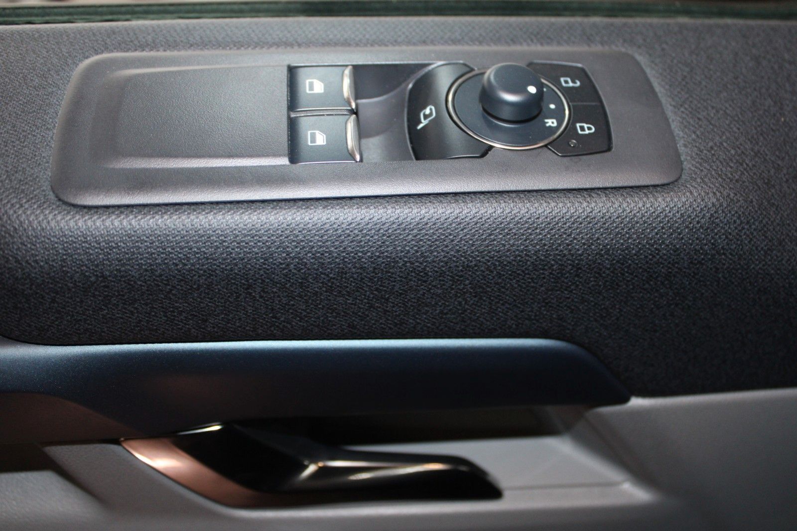 Fahrzeugabbildung Ford Tourneo Custom PHEV ACTIVE 8-Sitzer B&O NAVI LED