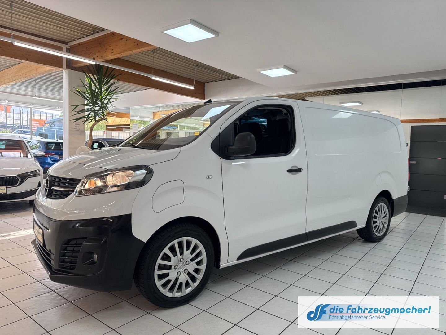 Fahrzeugabbildung Opel Vivaro Kasten -e Elegance L Navi Apple CarPlay A