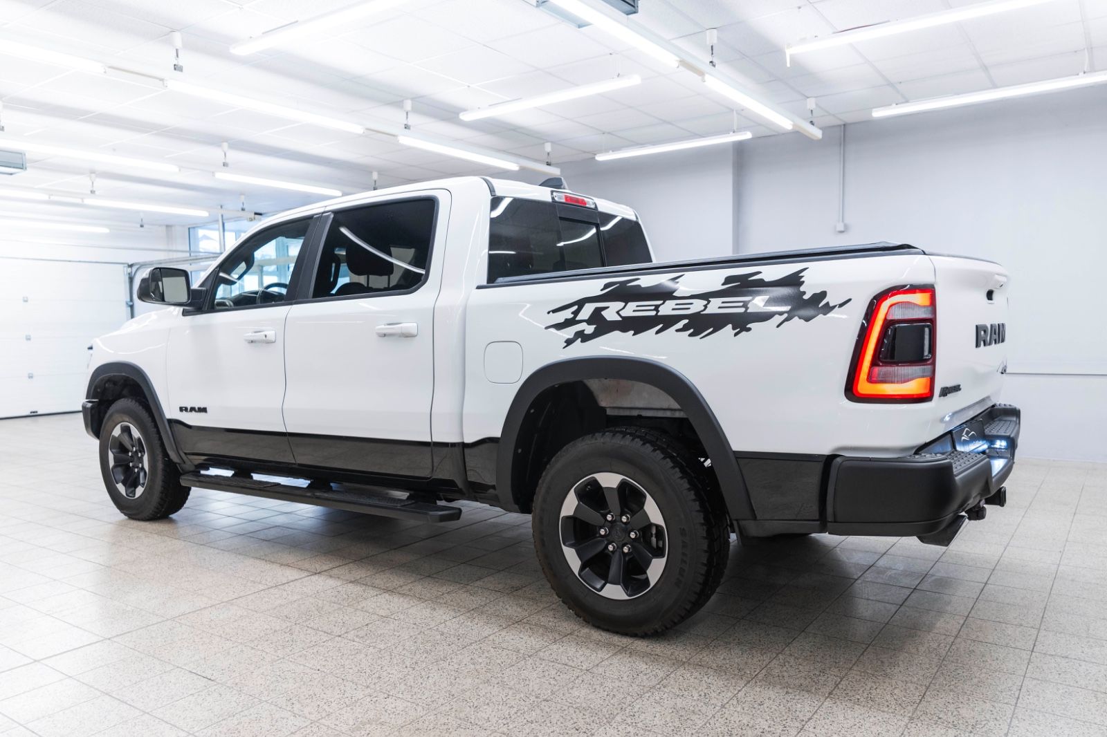 Fahrzeugabbildung Dodge RAM 1500 REBEL 5,7L CARPLAY KAM AHK M+S TEMPOMAT