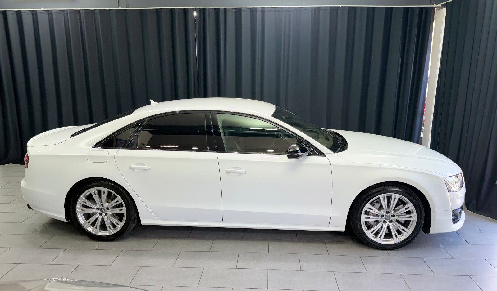 Fahrzeugabbildung Audi S8 4.0 TFSI quattro plus |KERAMIK|CARBON|MASSAGE