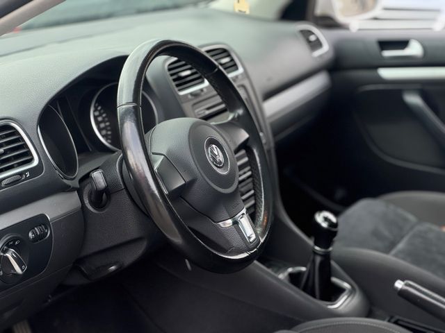 Fahrzeugabbildung Volkswagen Golf 1.4 TSI Highline Variant Motor läuft