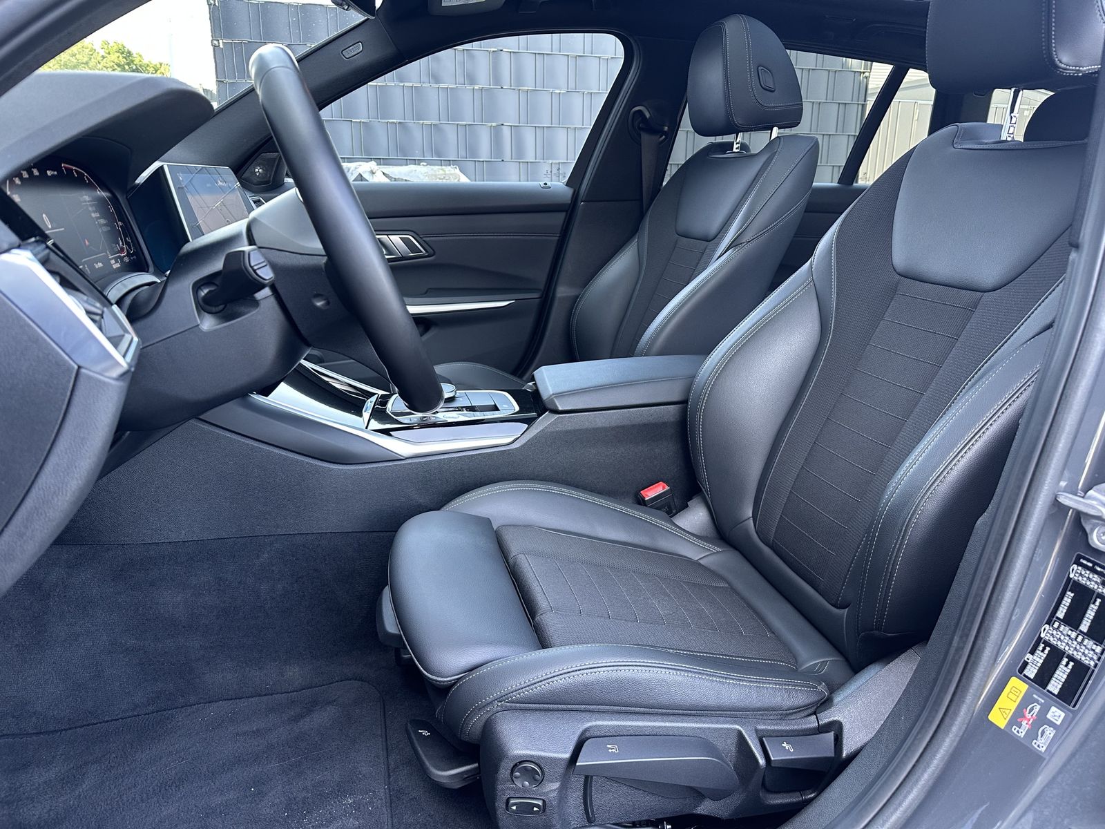 Fahrzeugabbildung BMW 330e Touring xDrive Sport Line NAV+LED+AHK+PANO