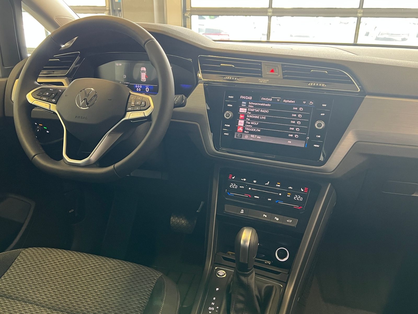 Fahrzeugabbildung Volkswagen Touran Comfortline 1.5 TSI DSG *AHK, LED, 7Sitze