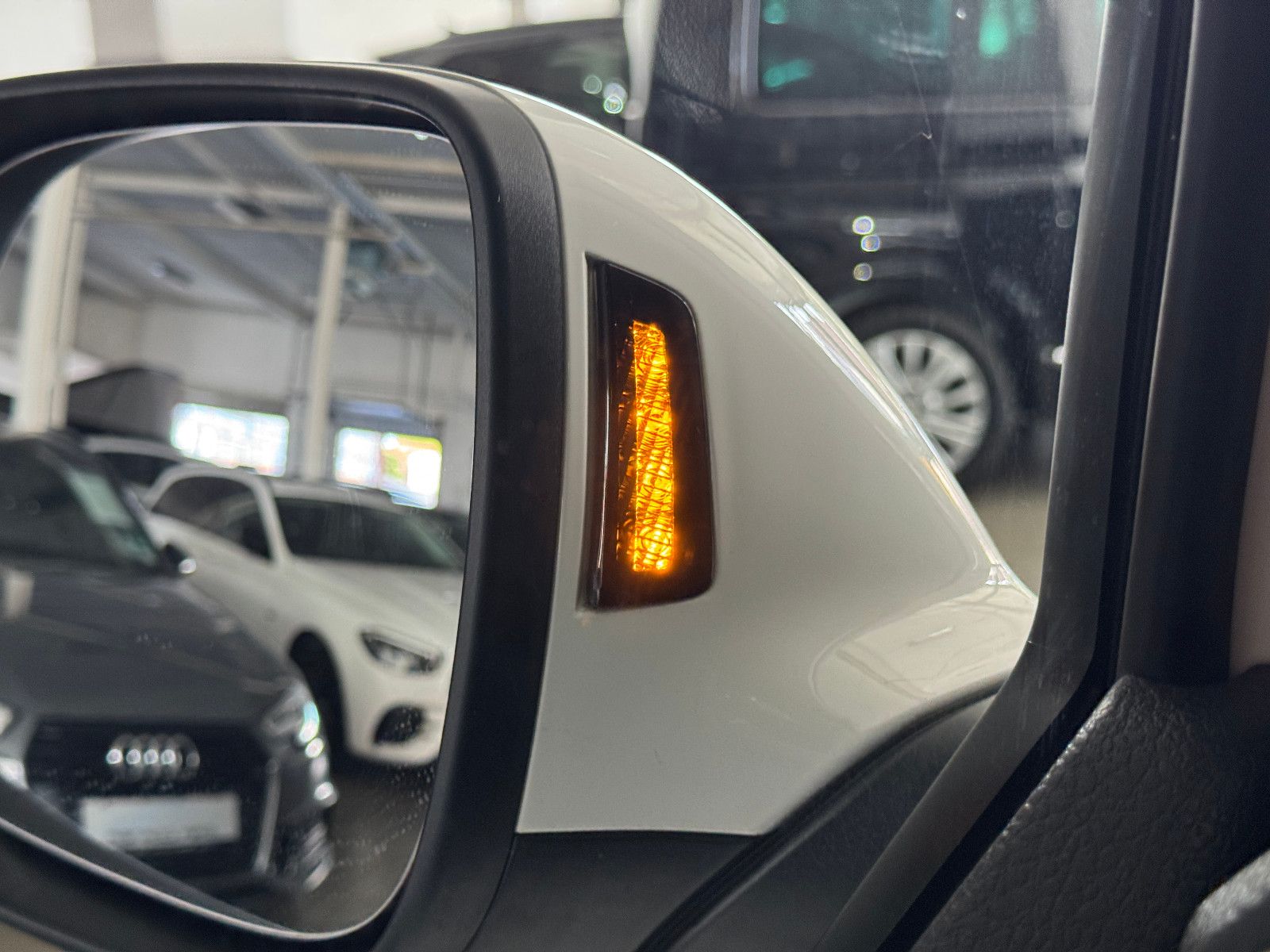 Fahrzeugabbildung Volkswagen T6.1 4M DSG IQ.DRIVE INDIVIDUAL EDITION 6-SITZER