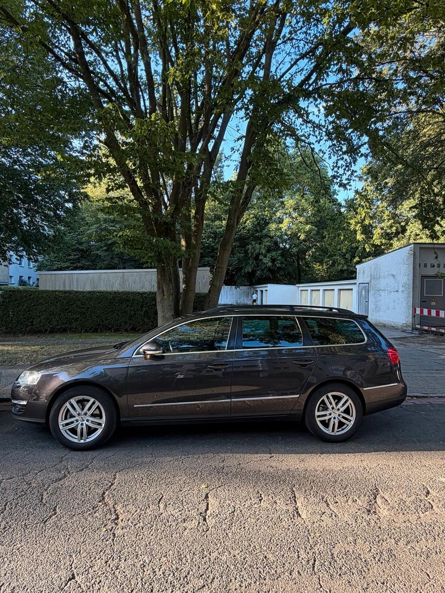 Volkswagen Passat 2009 — rear view