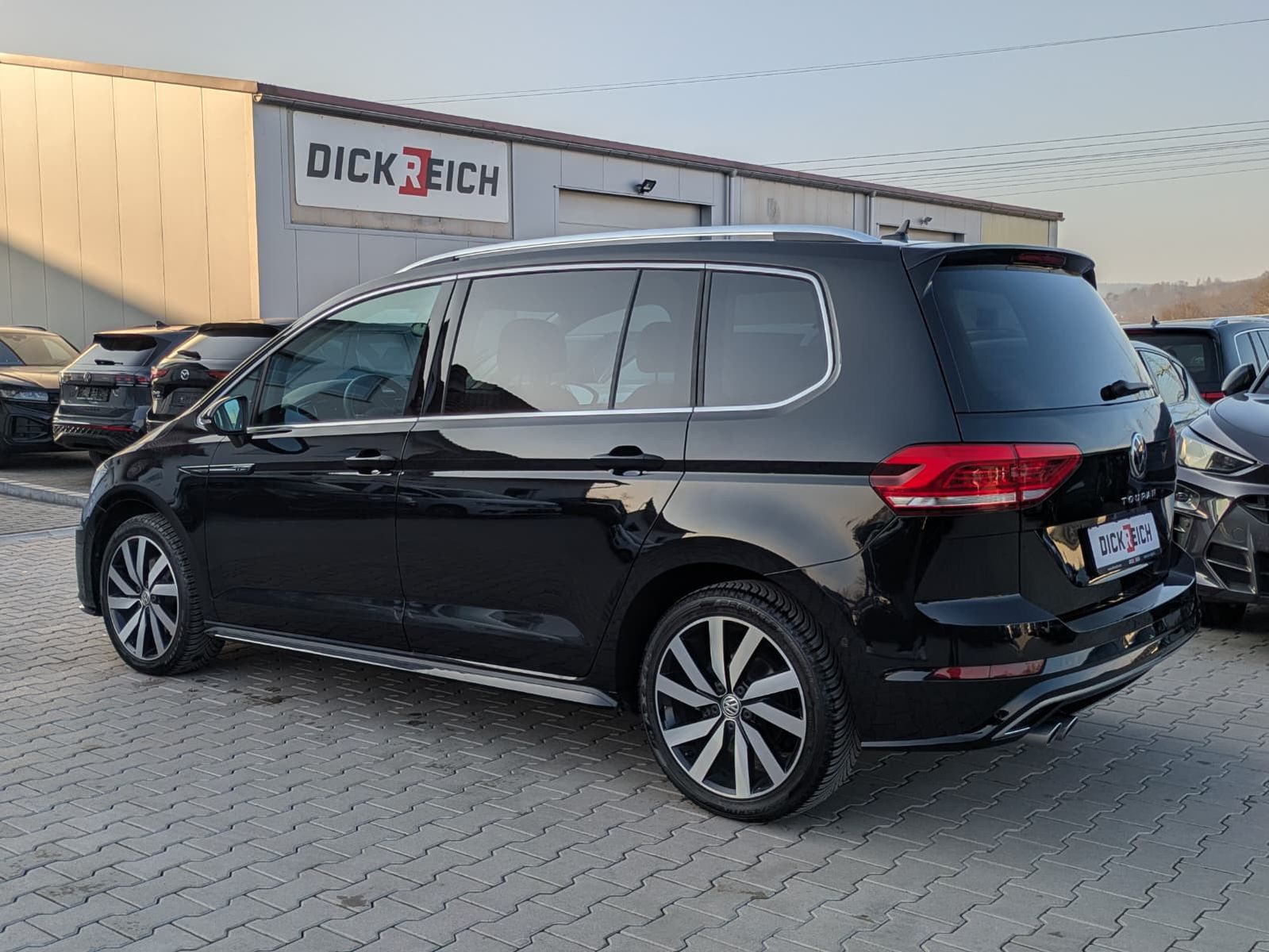 Fahrzeugabbildung Volkswagen Touran 2.0 DSG R-Line High. Pano 7-Si IQ.Dri AHK