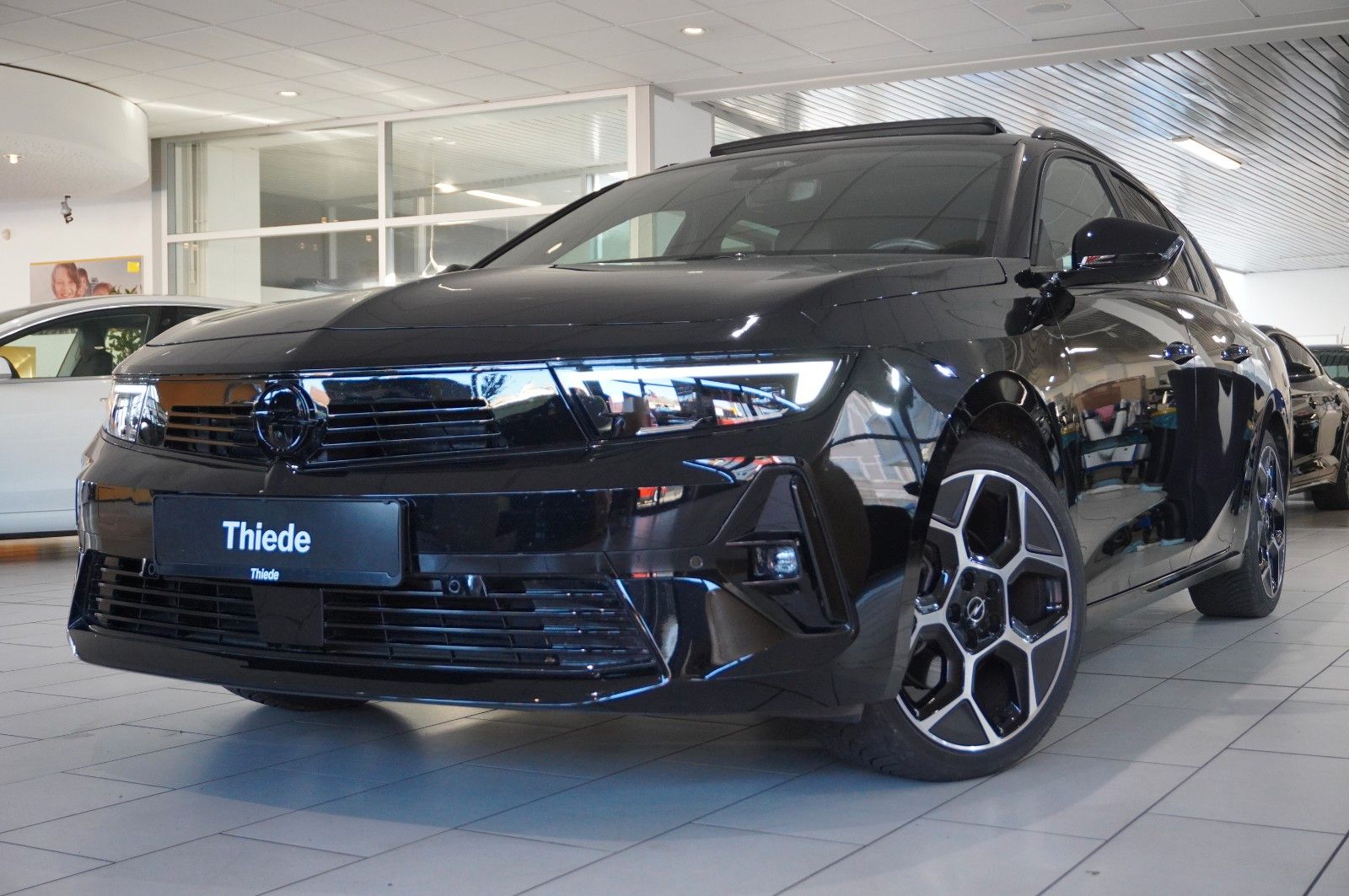 Fahrzeugabbildung Opel Astra L ST 1.2T ULTIMATE NAVI/LED/360°/HUD/AHK