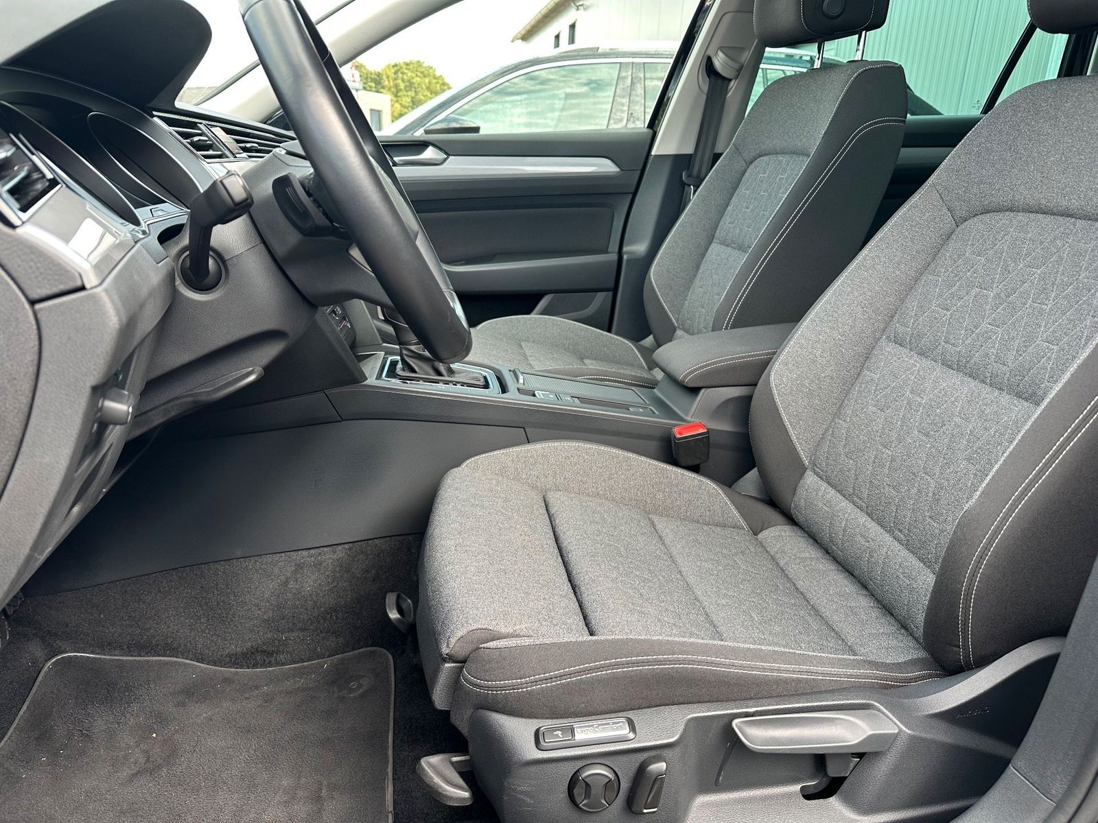 Fahrzeugabbildung Volkswagen Passat Variant 2.0 TDI DSG Business NAV+LED+PANO