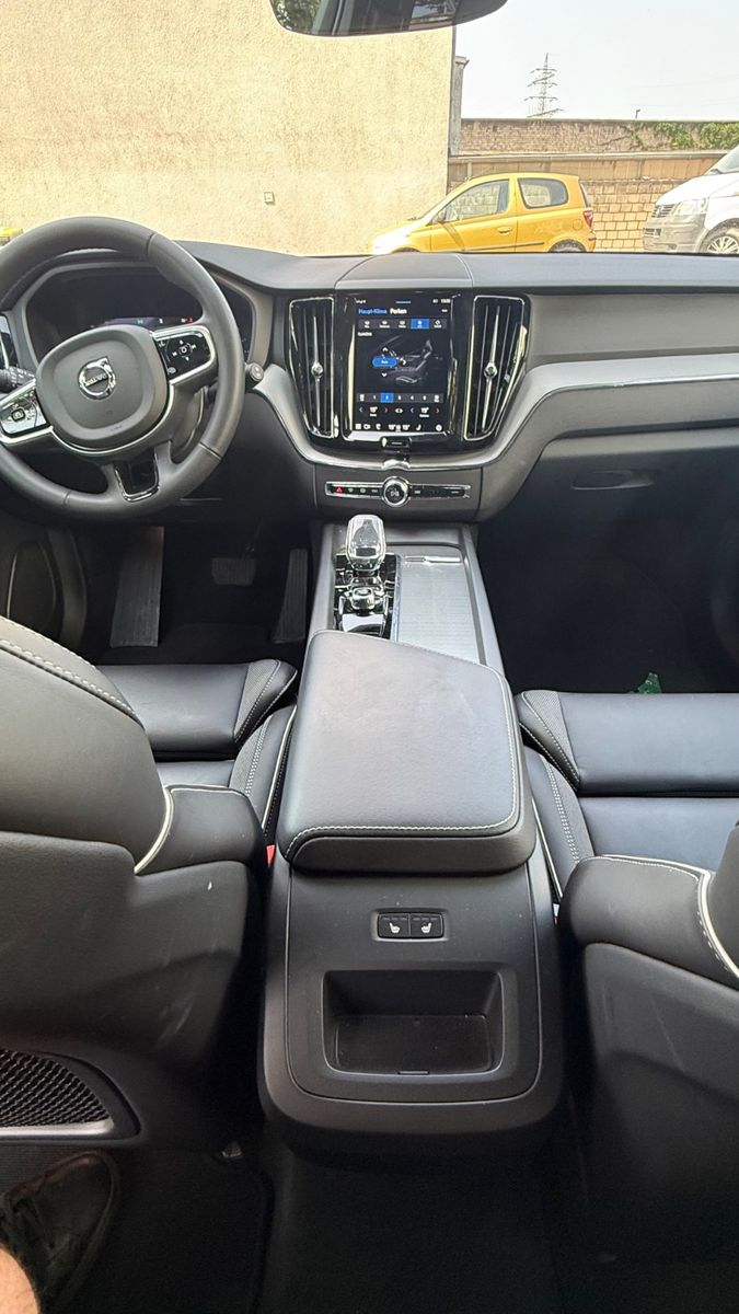Fahrzeugabbildung Volvo XC 60 XC60 R-Design Black Edition AWD fahrbereit