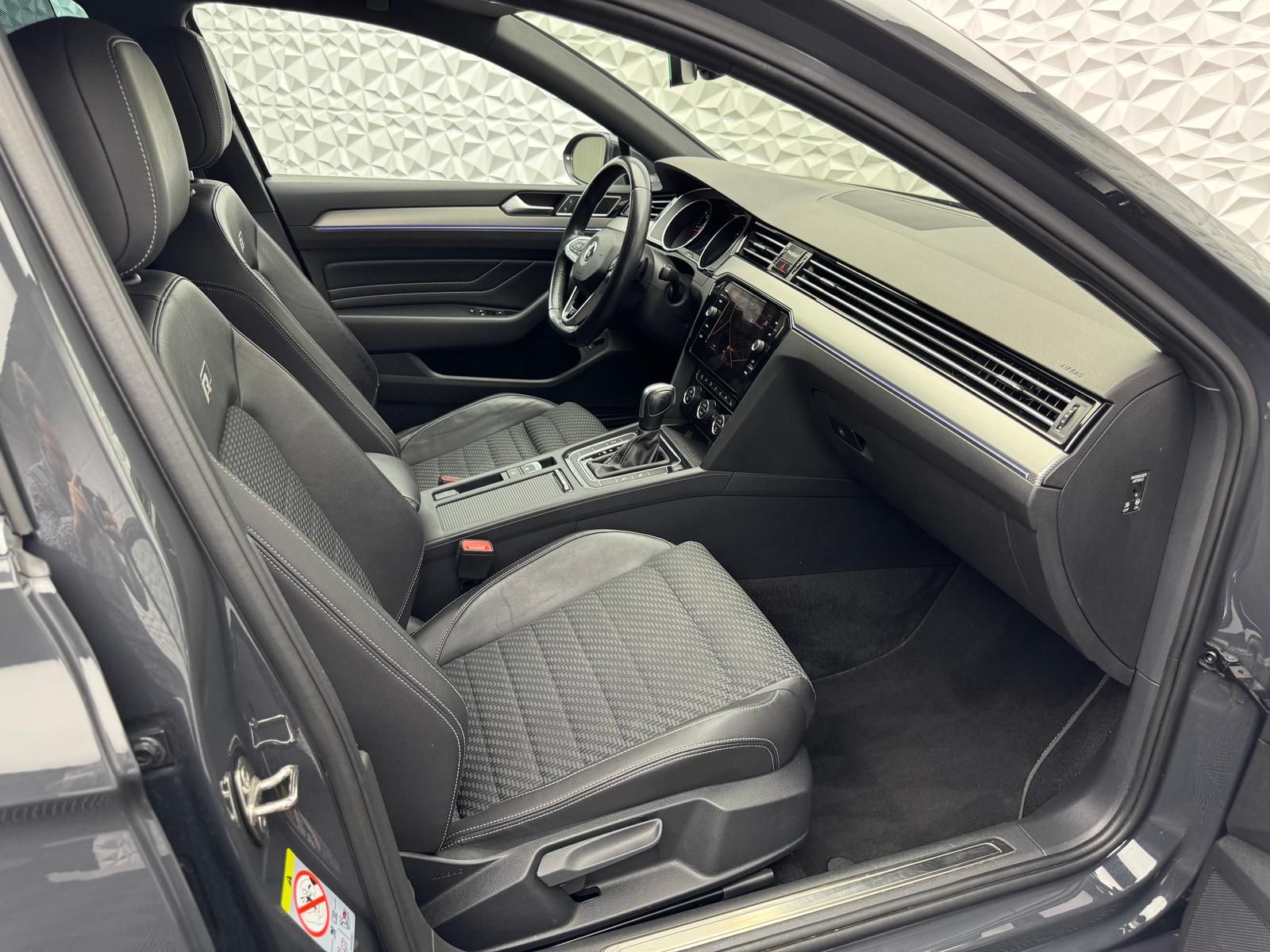 Fahrzeugabbildung Volkswagen PASSAT 2.0 TDI R-LINE/4MOTION/AHK/PANO/360°/ACC