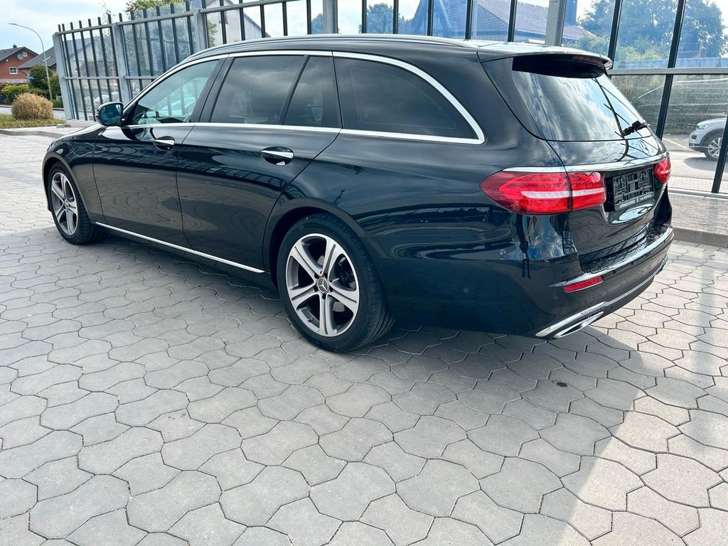 Image of Mercedes-Benz E 220
