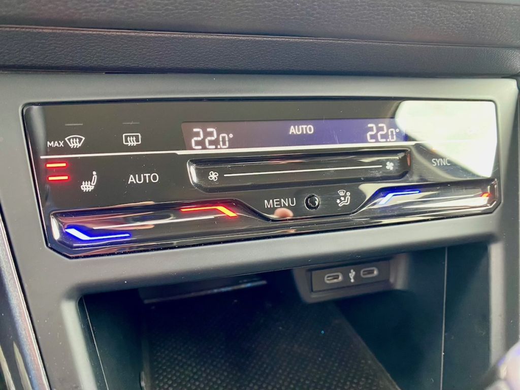 Fahrzeugabbildung Volkswagen Taigo 1.0 TSI DSG STYLE AAC SHZ GJR NAVI PDC