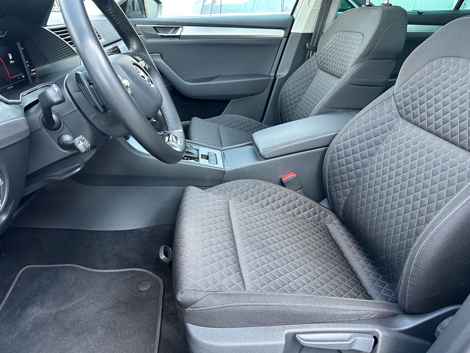 Fahrzeugabbildung SKODA Superb Combi Ambition NAV+LED+ACC+PANORAMA+17ZO