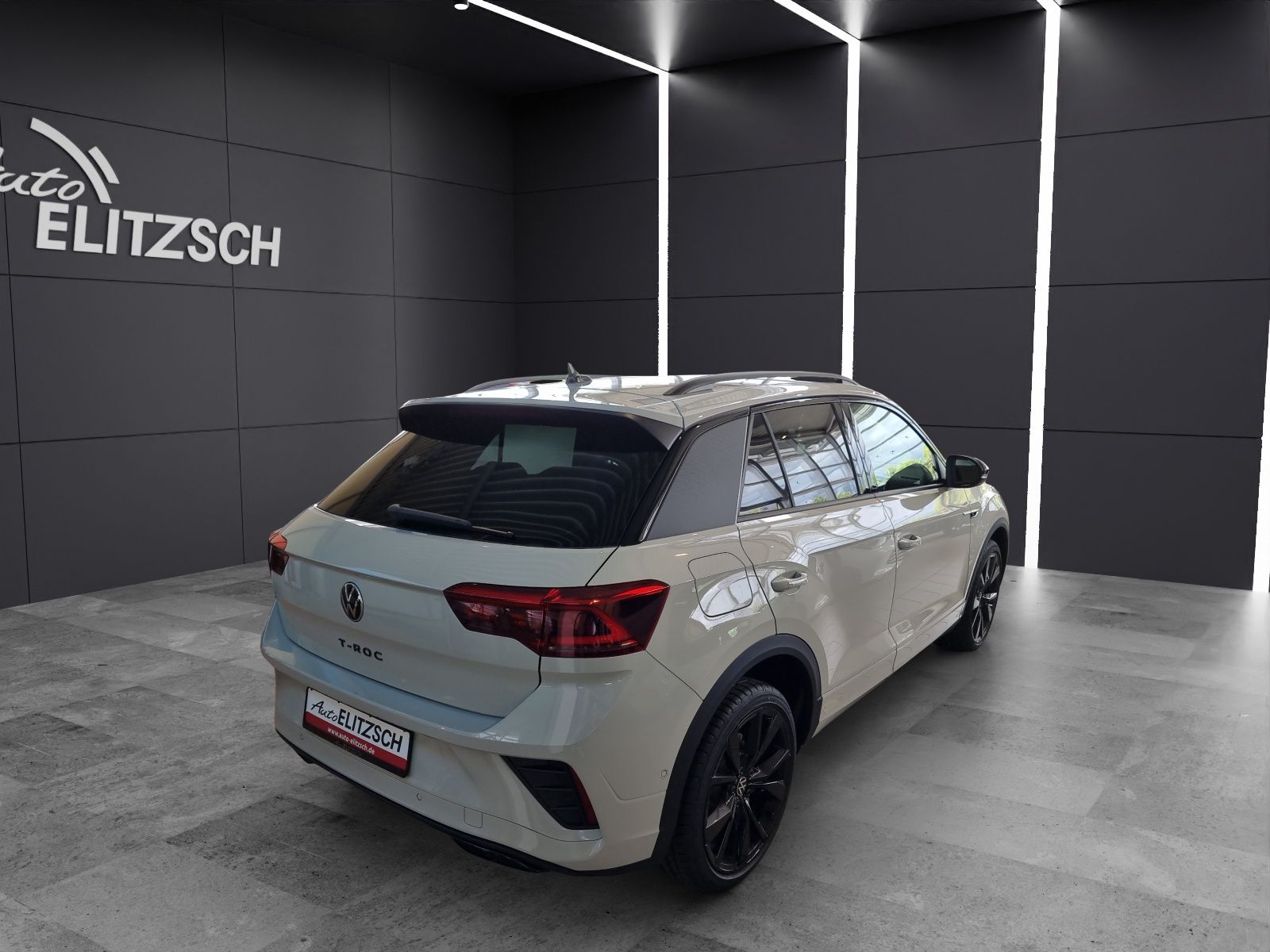 Fahrzeugabbildung Volkswagen T-Roc TSI R-Line DSG IQ.Light ACC SHZ RearView A