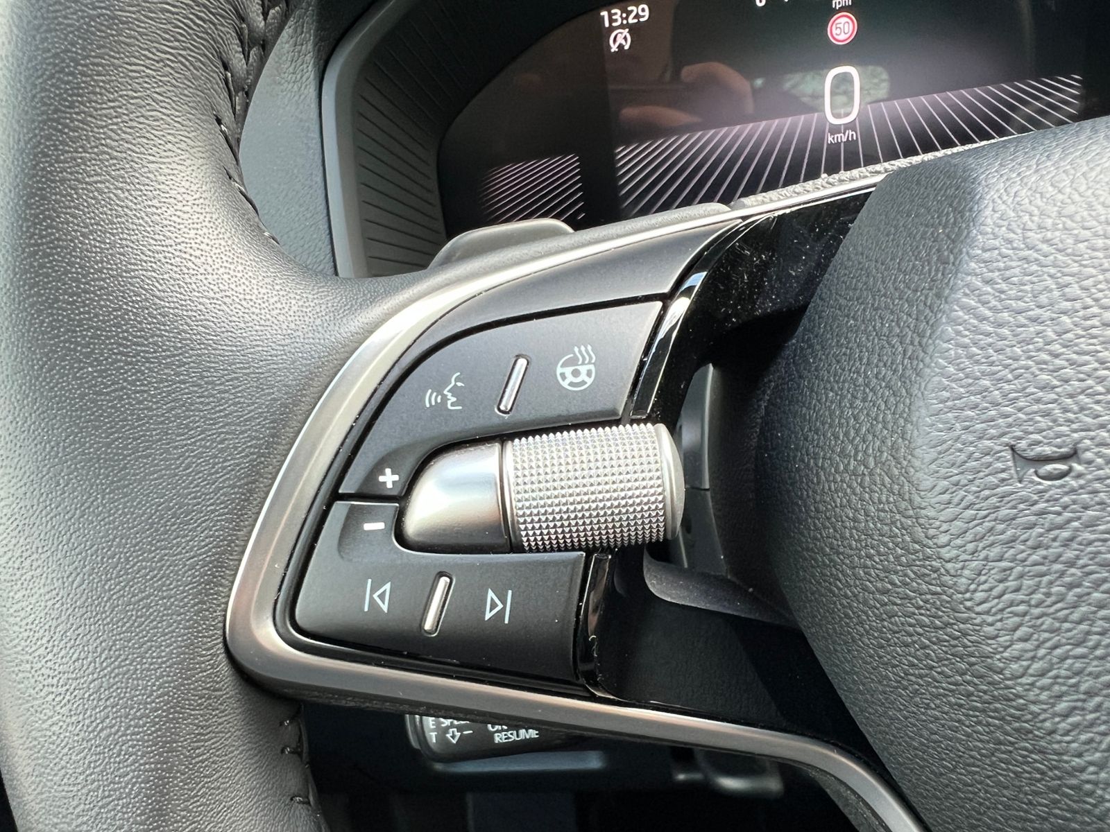 Fahrzeugabbildung SKODA Karoq Selection 1.5 TSI DSG *Standheizung, Kamer