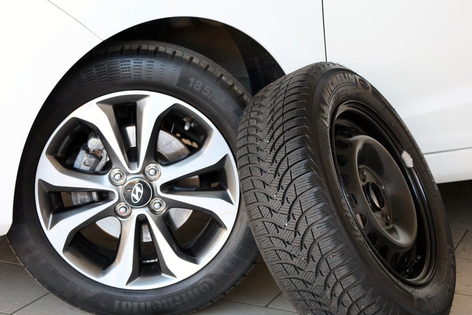 Fahrzeugabbildung Hyundai i10 YES! Plus,Autom.,Navi,SH, PDC, 8fach bereift