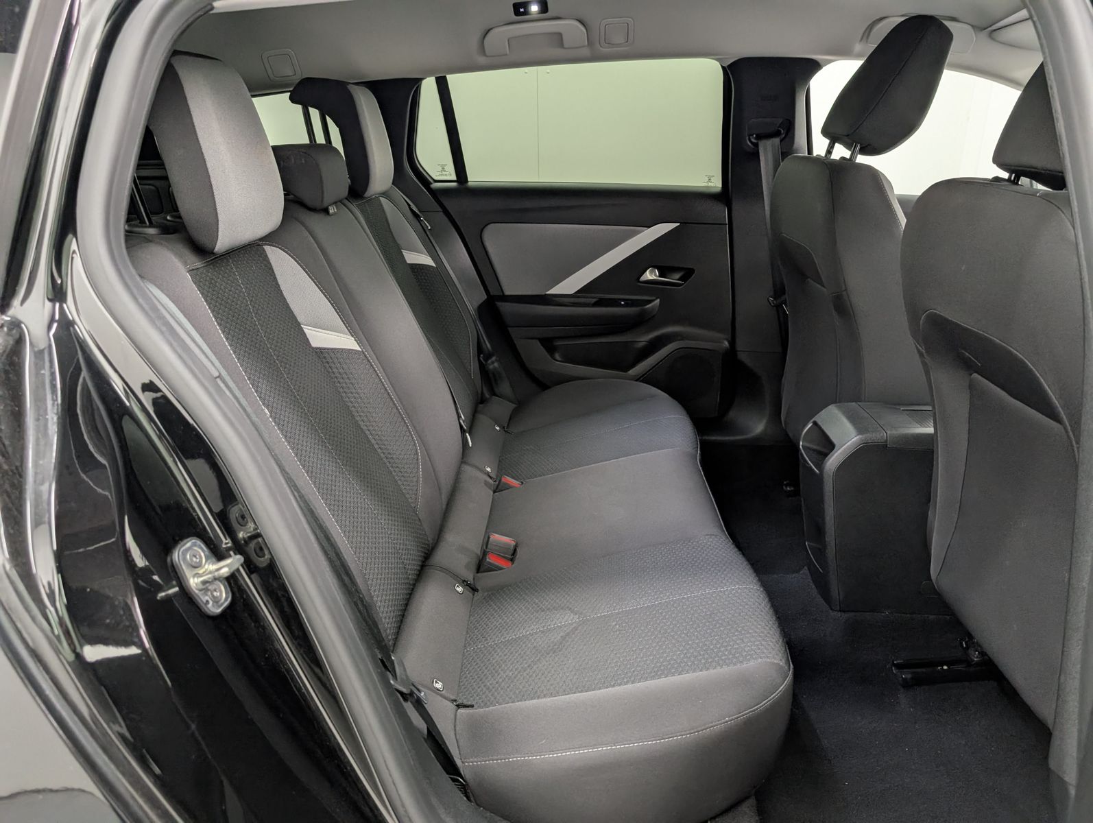 OPEL Astra ST 1.2 Turbo Business Edition – Bild 11