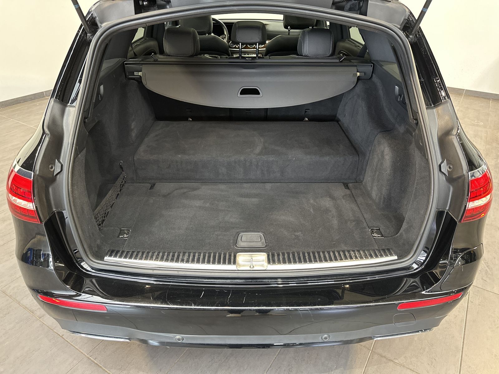 Fahrzeugabbildung Mercedes-Benz E 300e T AMG-Line NAV+LED+360°+PANO+WIDE+CARPLAY