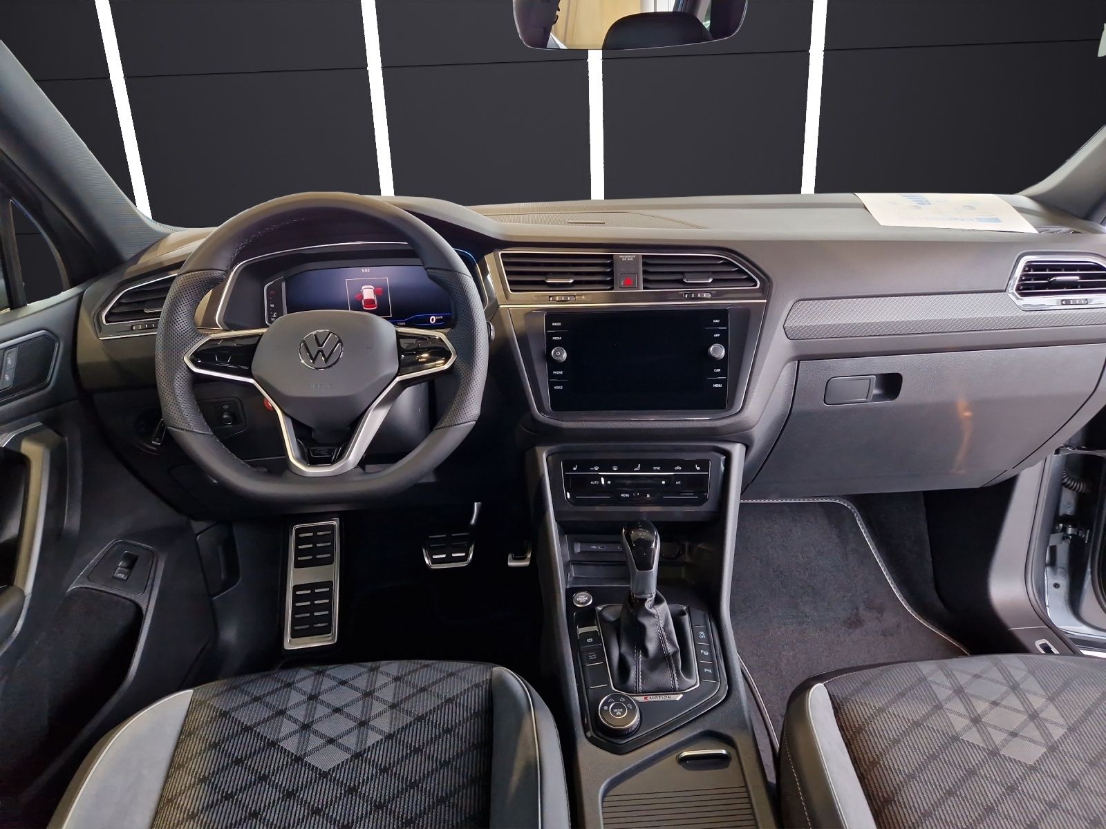 Fahrzeugabbildung Volkswagen Tiguan Allspace TDI R-Line Black 4M 7Si MATRIX A