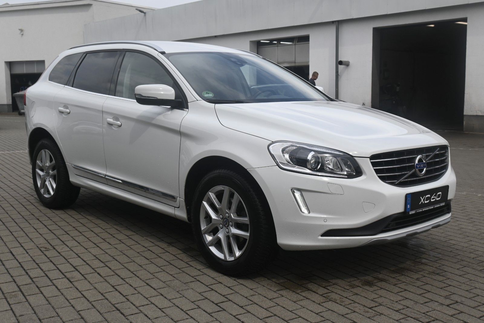 Fahrzeugabbildung Volvo XC60 D3 Autom. FWD Summum*Bi-Xenon*RFK*BLIS