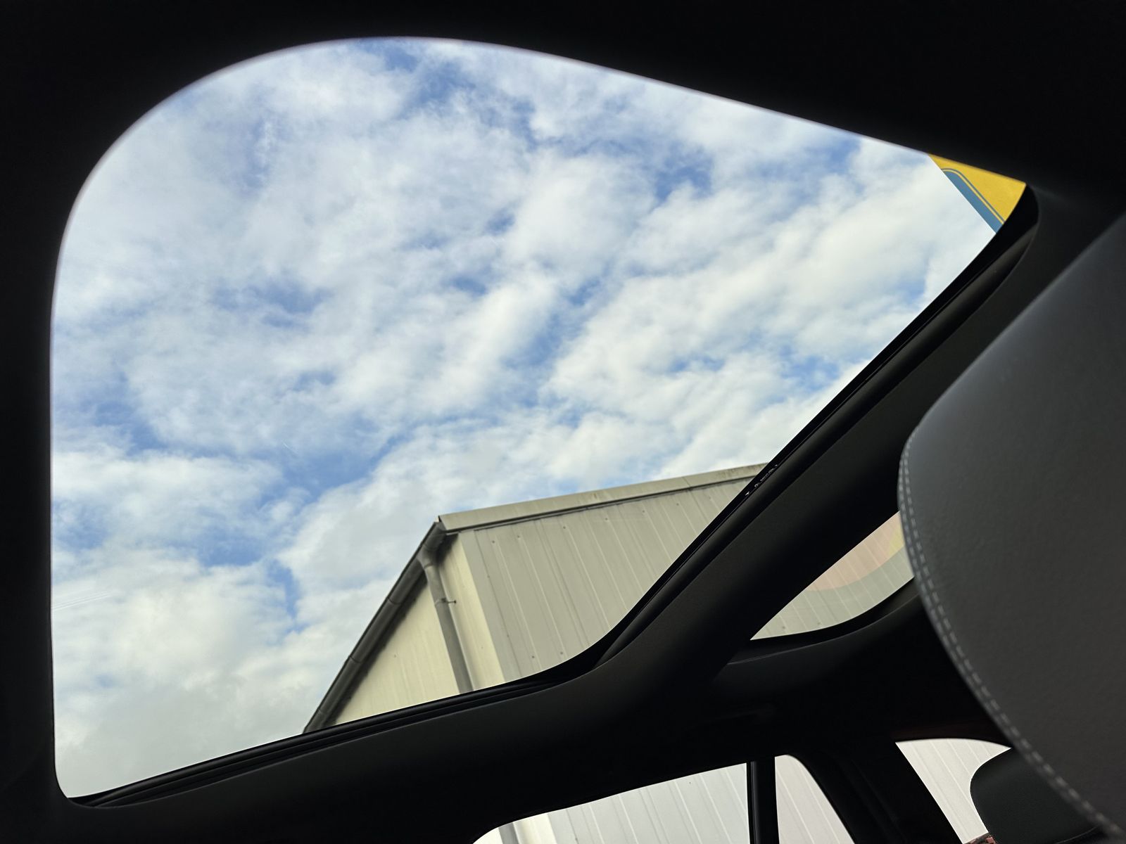 Fahrzeugabbildung Mercedes-Benz E 300de T 4Matic AMG-Line NAV+LED+AHK+PANO+360°