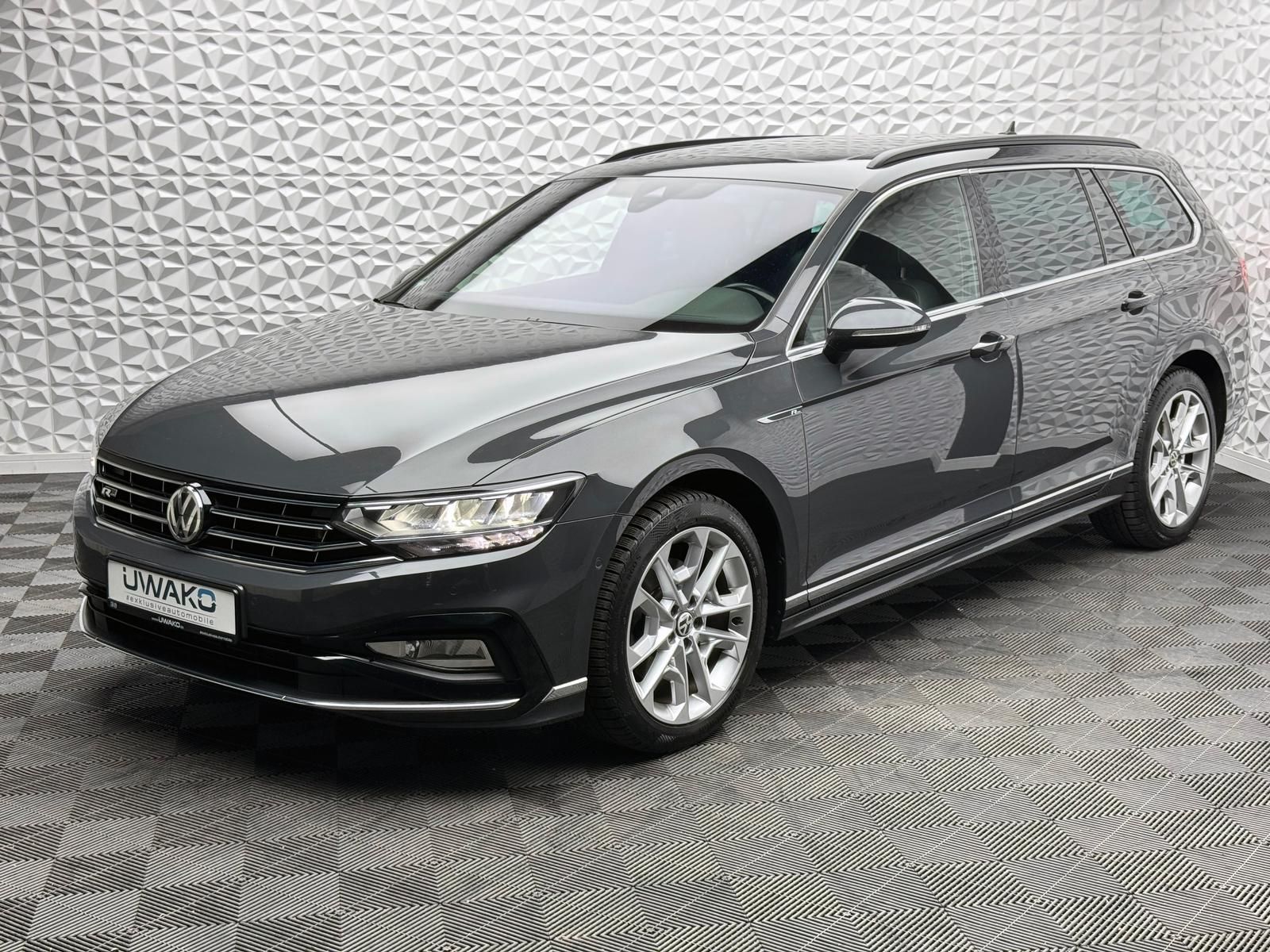 Fahrzeugabbildung Volkswagen PASSAT 2.0 TDI R-LINE/4MOTION/AHK/PANO/360°/ACC