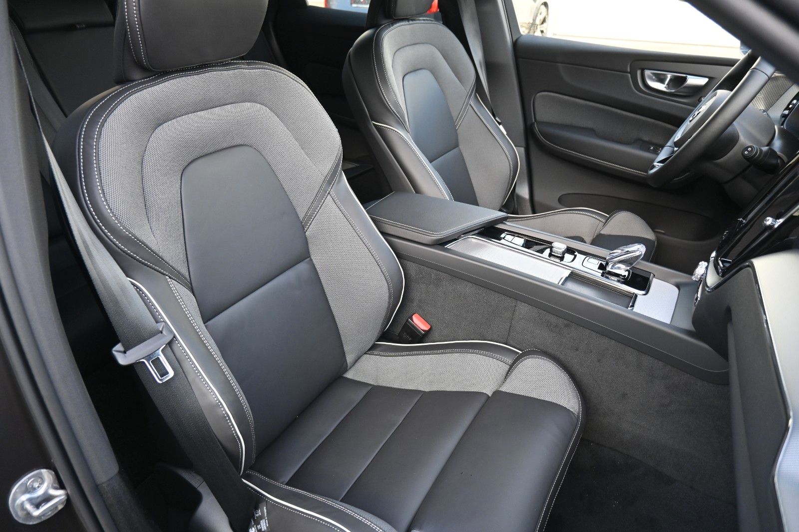 Fahrzeugabbildung Volvo XC60 B5 AWD Plus Dark*H&K*FSHZG*360°*ACC*AHK