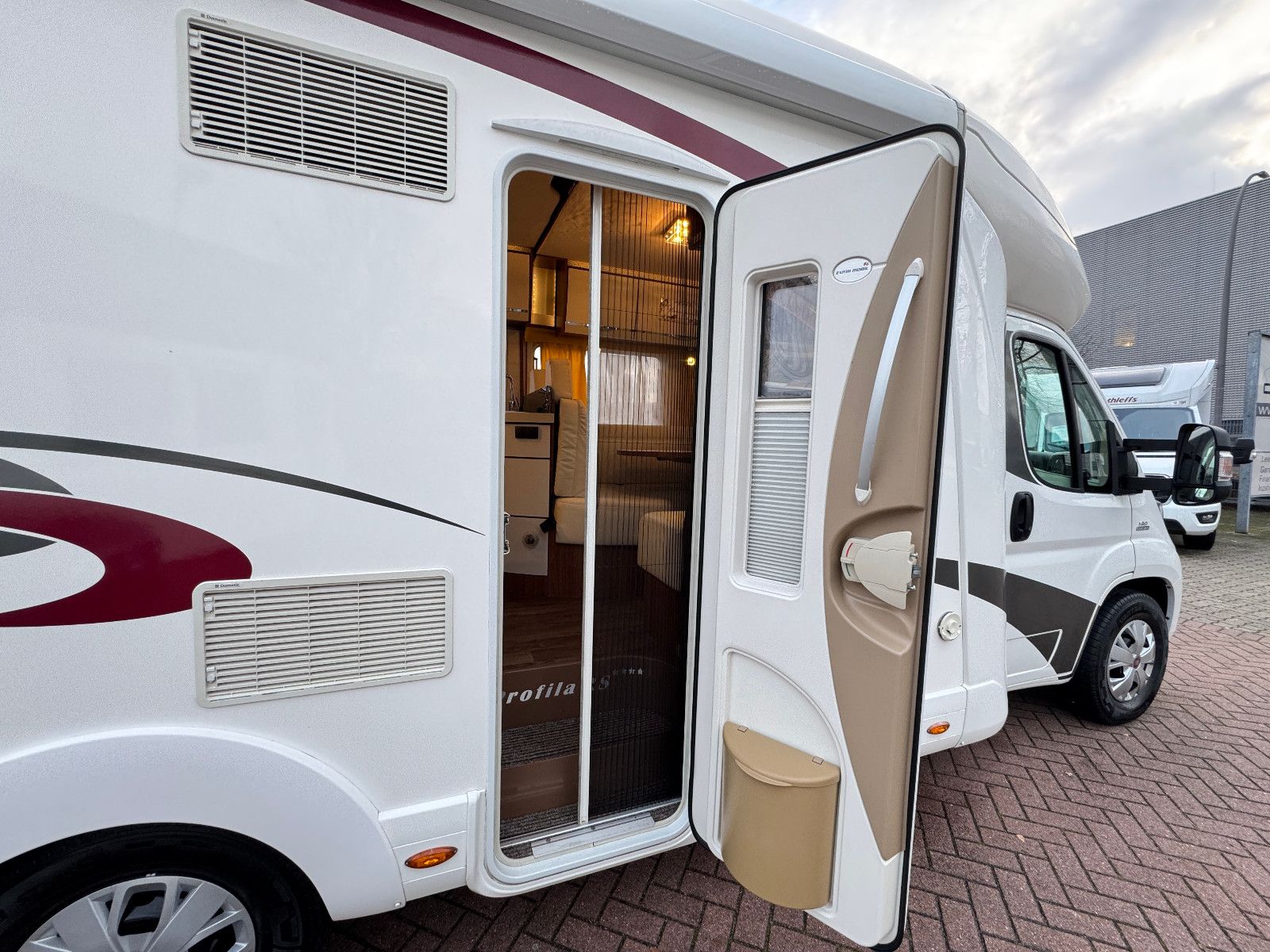 Fahrzeugabbildung Eura Mobil PROFILA RS 670 SB SAT HUBBETT LOUNGE PAKET LEDER