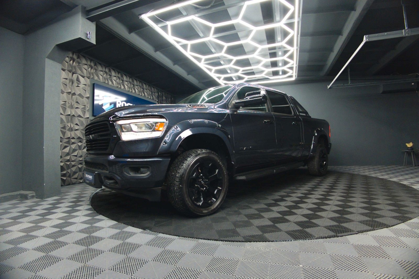 Fahrzeugabbildung Dodge RAM 5.7 V8 HEMI 4x4 OFFROAD Night-Paket LONGBED