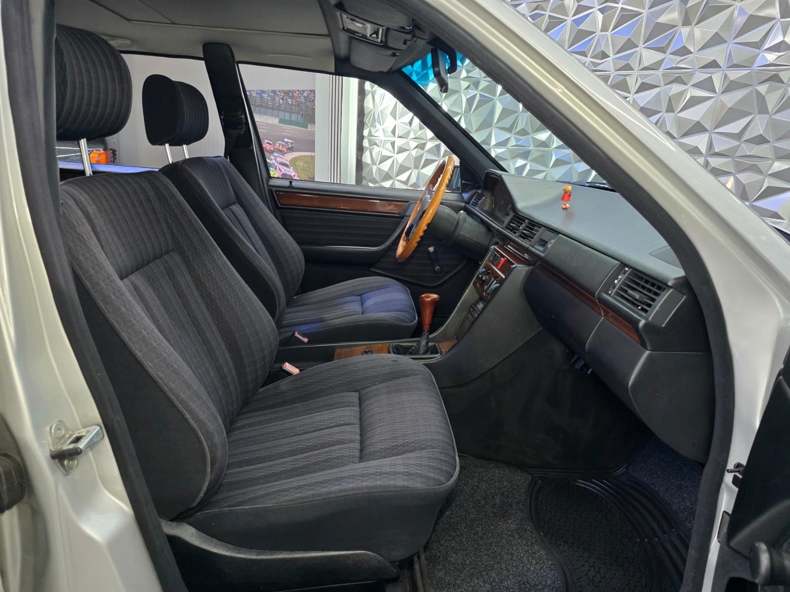 MERCEDES-BENZ E 230 TE BREAK W124 132 ch BVM 1ère MAIN - ATTELAGE - TOIT OUVRANT - 224240 km