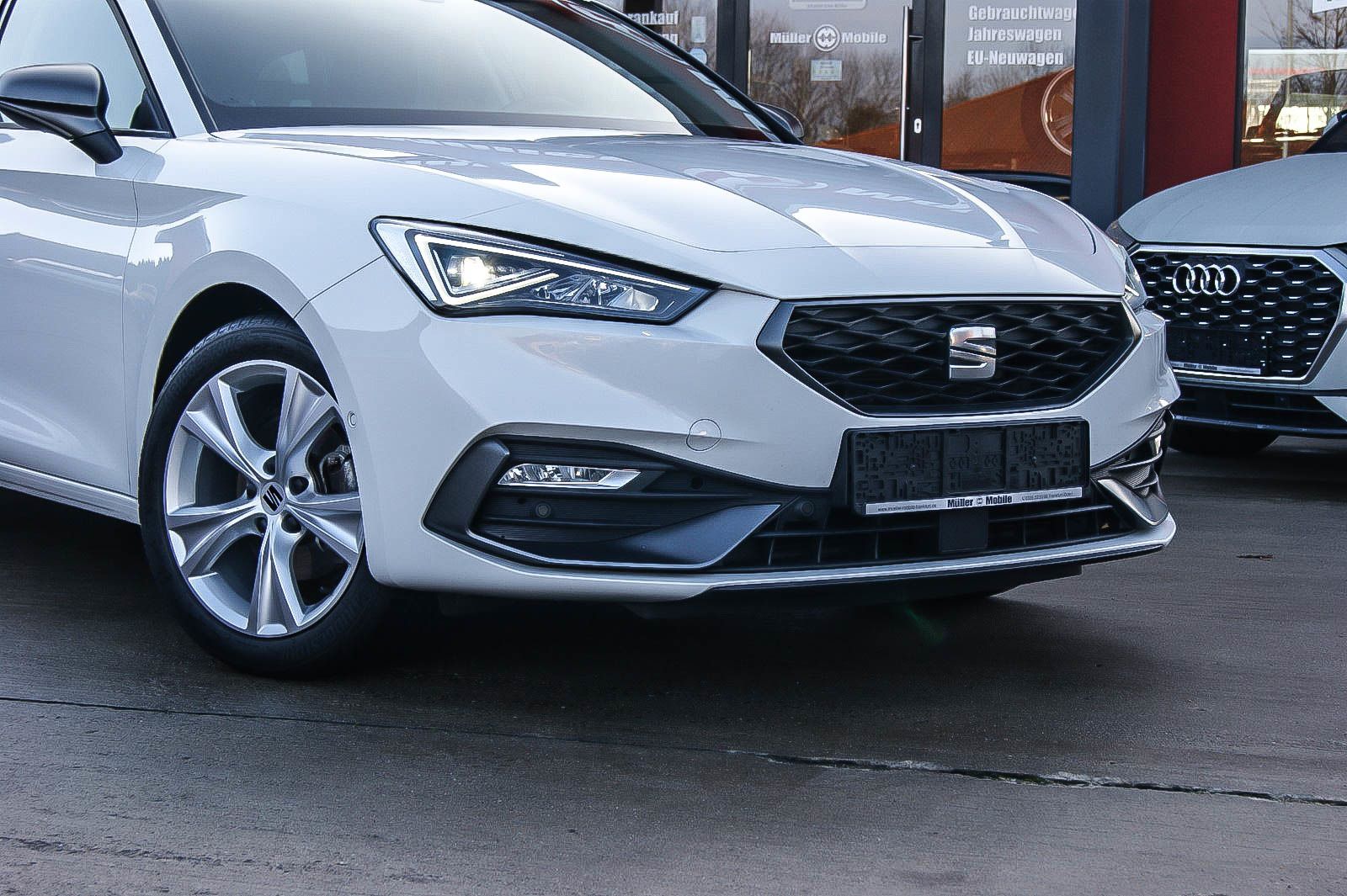 Fahrzeugabbildung SEAT Leon Sportstourer 1.5 TSI FR LED NAVI KMAERA