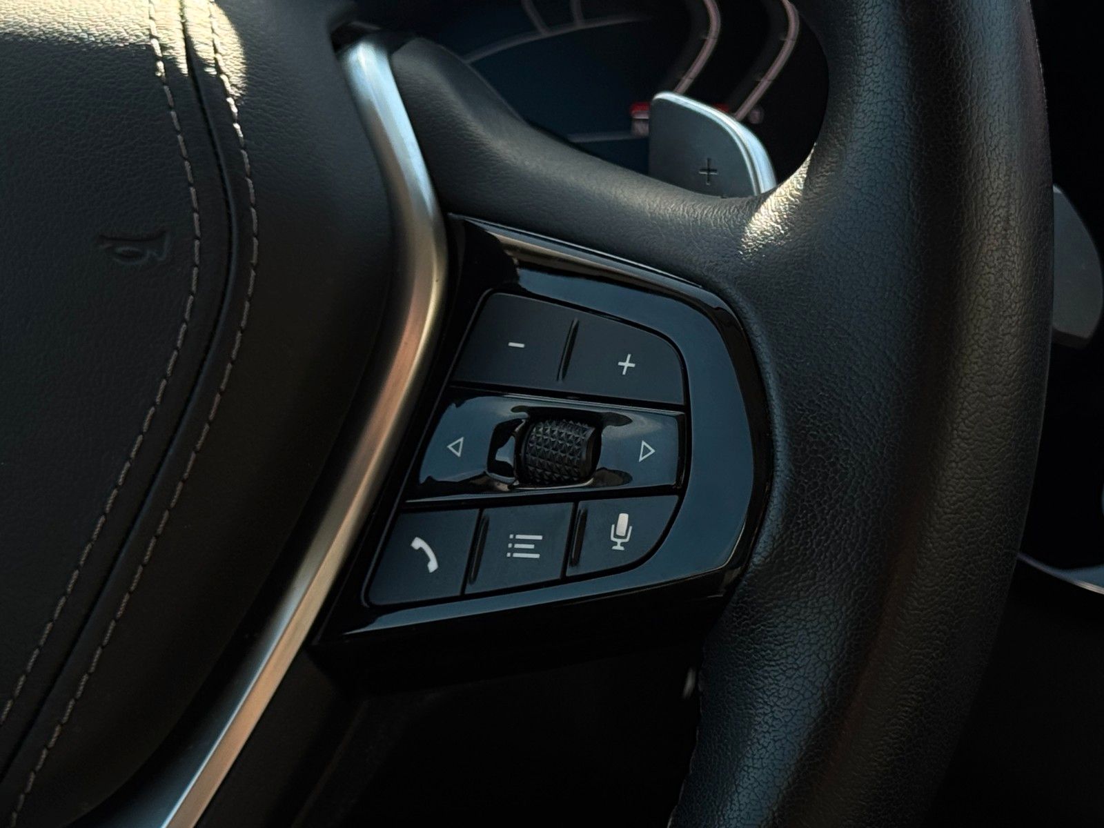 Fahrzeugabbildung BMW 520i Touring Luxury Line Pano Leder HiFi CAM AHK
