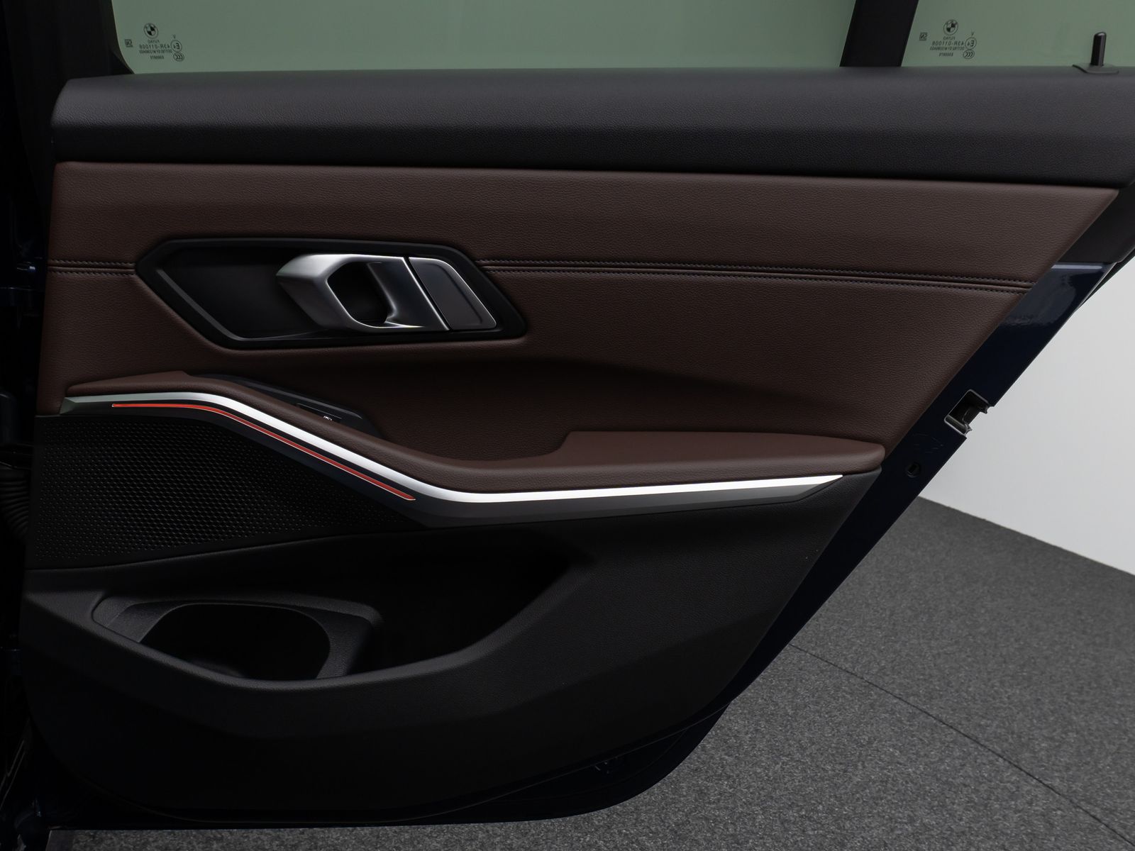 Fahrzeugabbildung BMW 330e Sport Line Panorama HUD DAB HiFi PDC Alarm