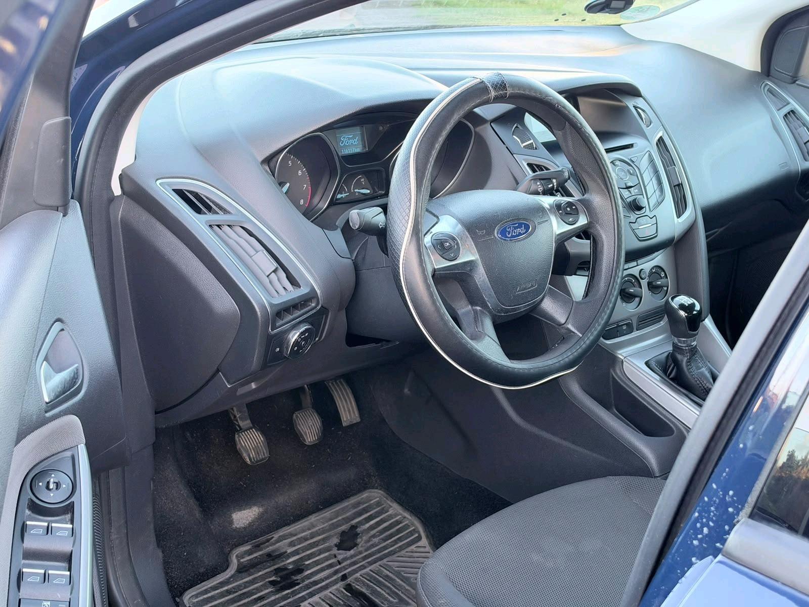 Ford Focus 2011 — photo 8