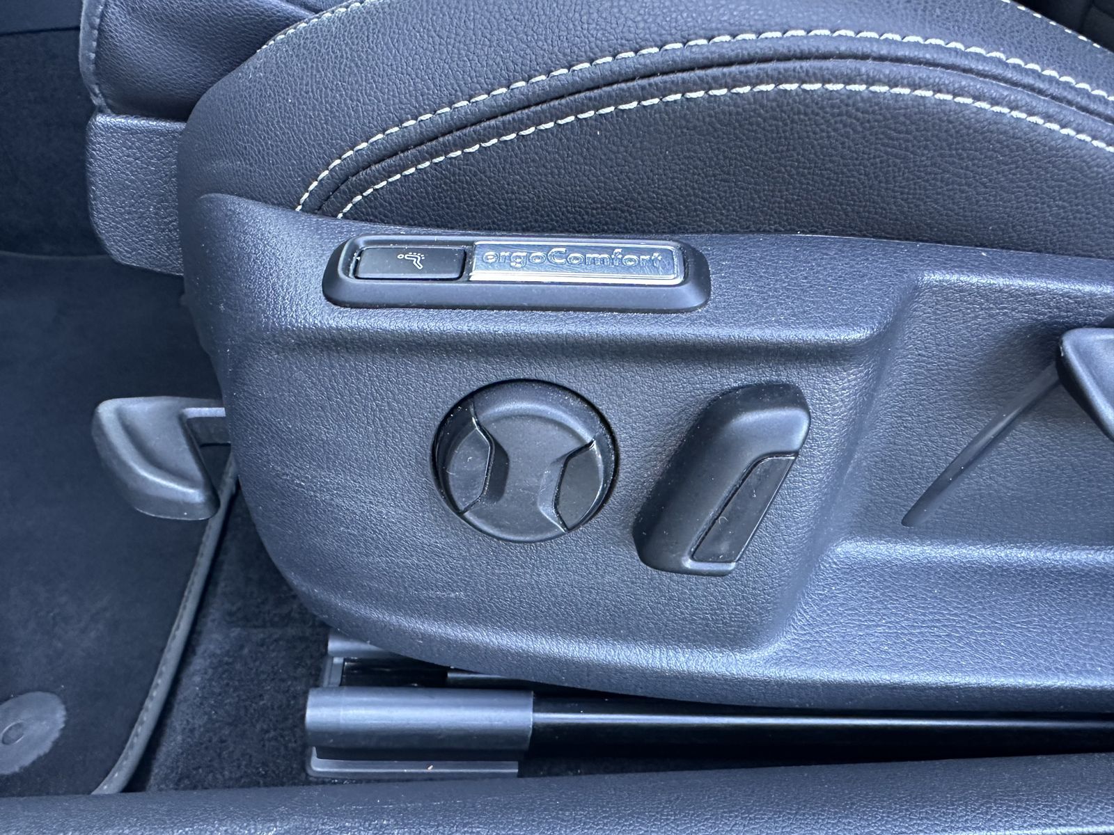 Fahrzeugabbildung Volkswagen Passat Variant 2.0 TDI DSG Elegance NAV+LED+AHK