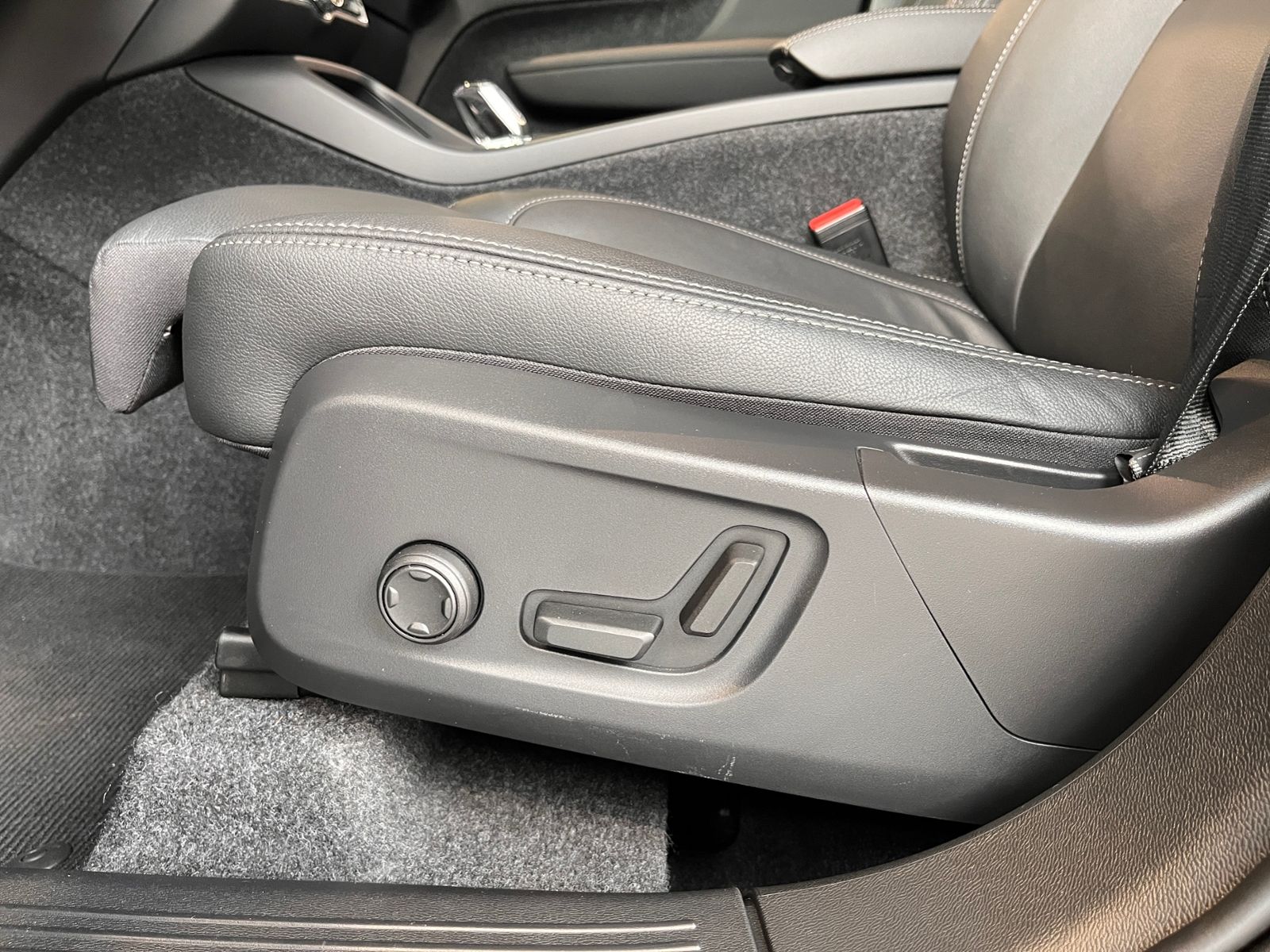 Fahrzeugabbildung Volvo XC40 Ultra Dark PANO AHK 21" 360° KAM