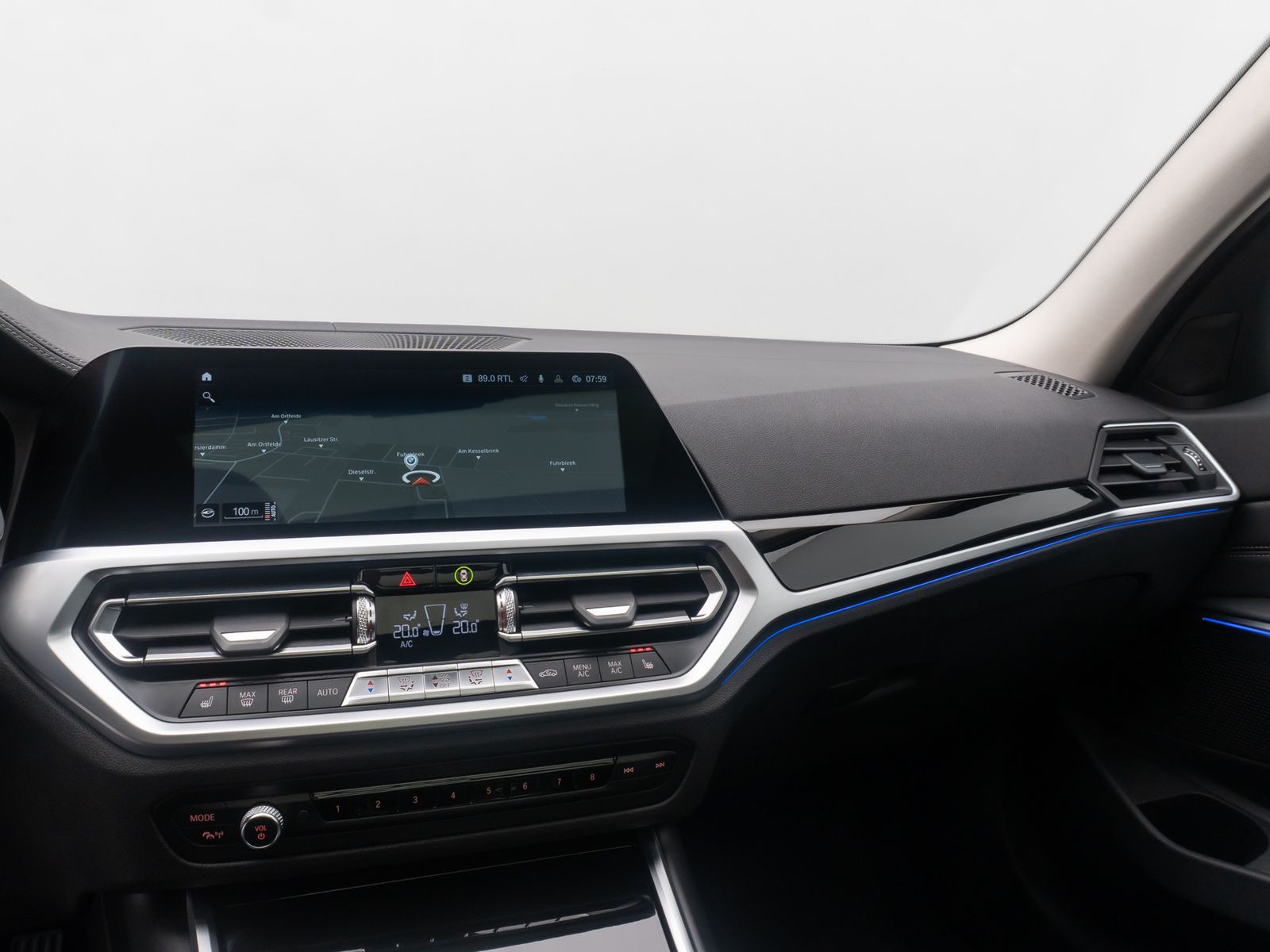 Fahrzeugabbildung BMW 320i Luxury Line Laser HUD Panorama Alarm AHK Hi