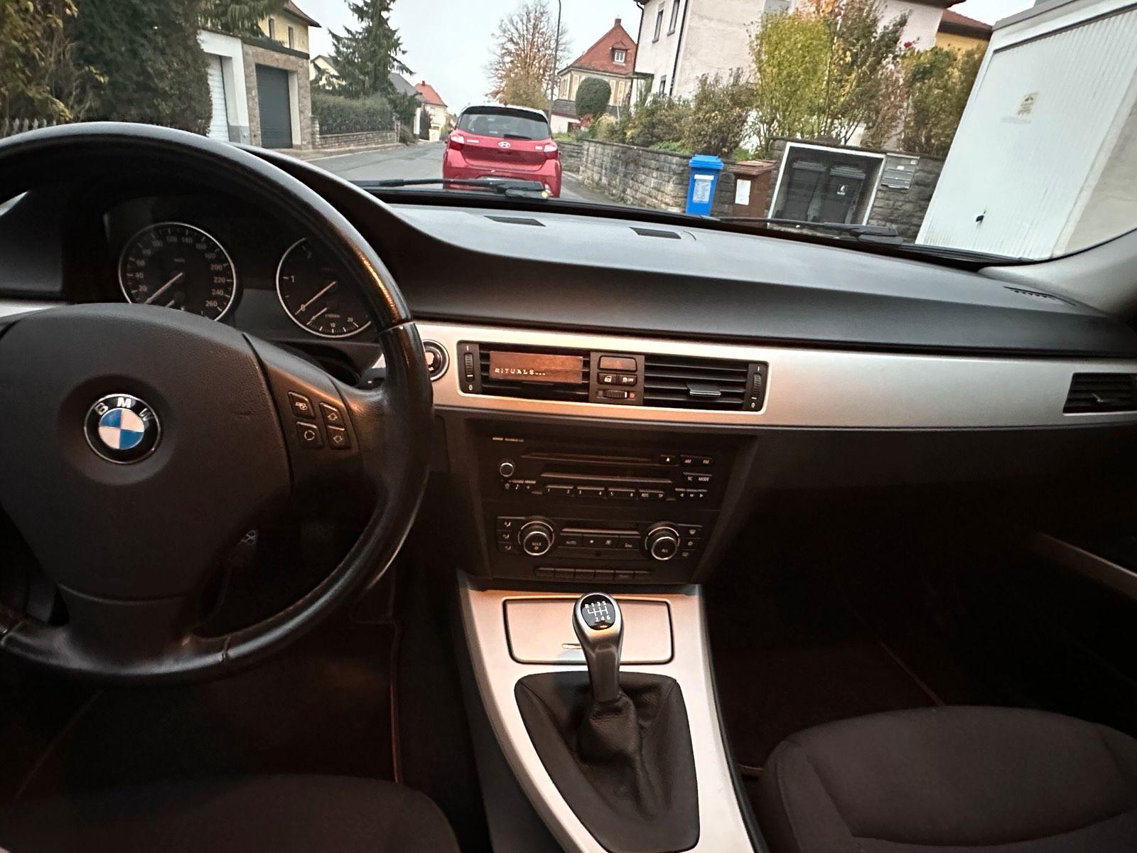BMW 320 2011 — photo 8
