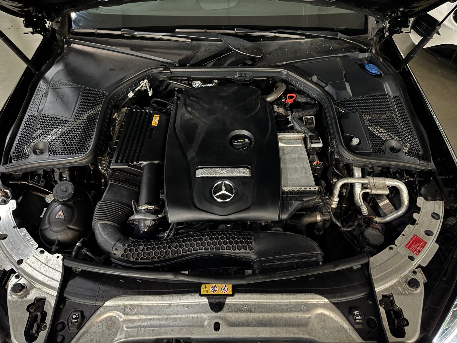 Fahrzeugabbildung Mercedes-Benz C 180 T CGI 9GT 2X AVANTGARDE PANO ILS NAVI AHK