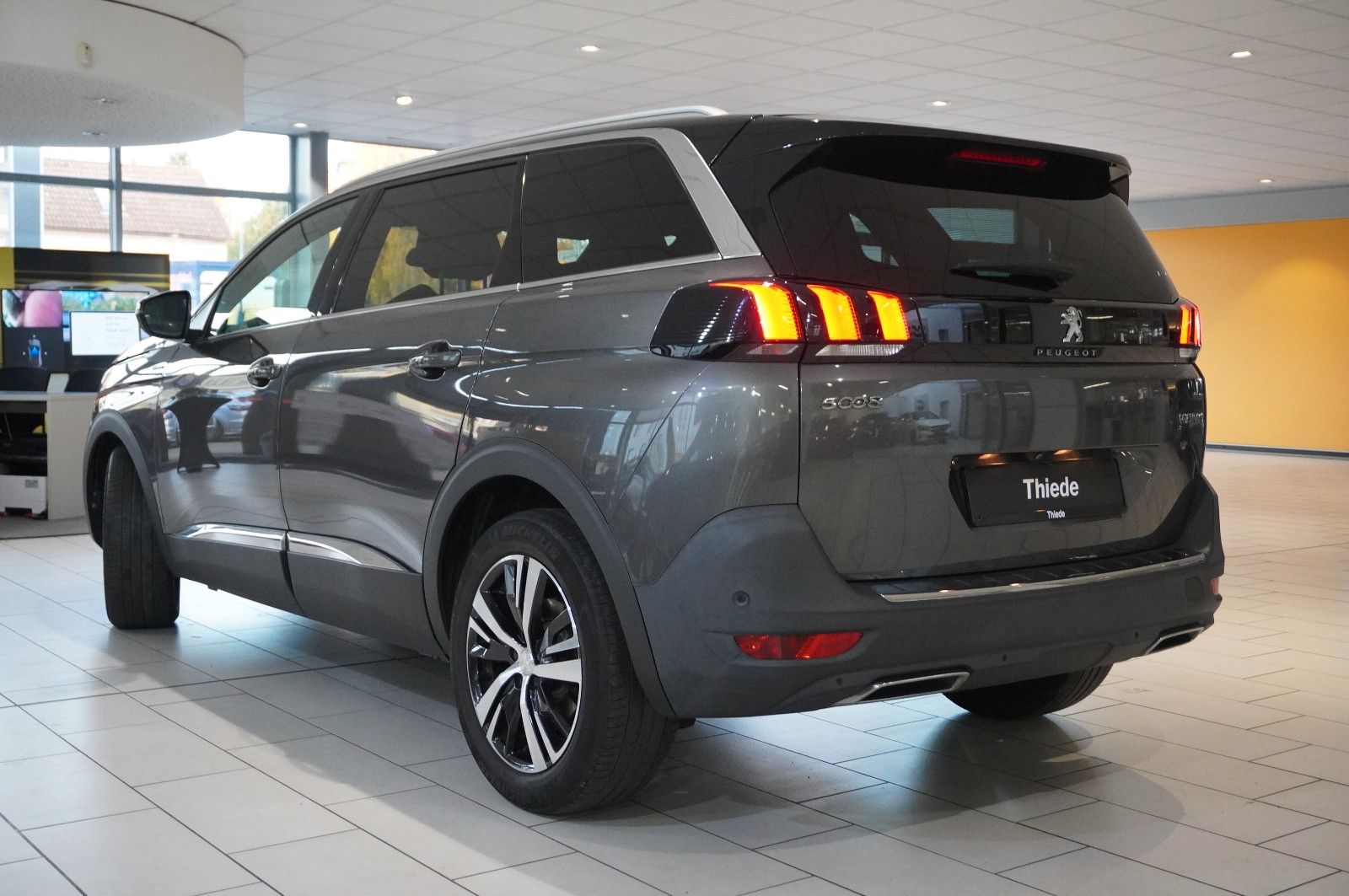 Fahrzeugabbildung Peugeot 5008 1.2T ALLURE GT-LINE 7-SITZ NAVI/LED/KAMERA