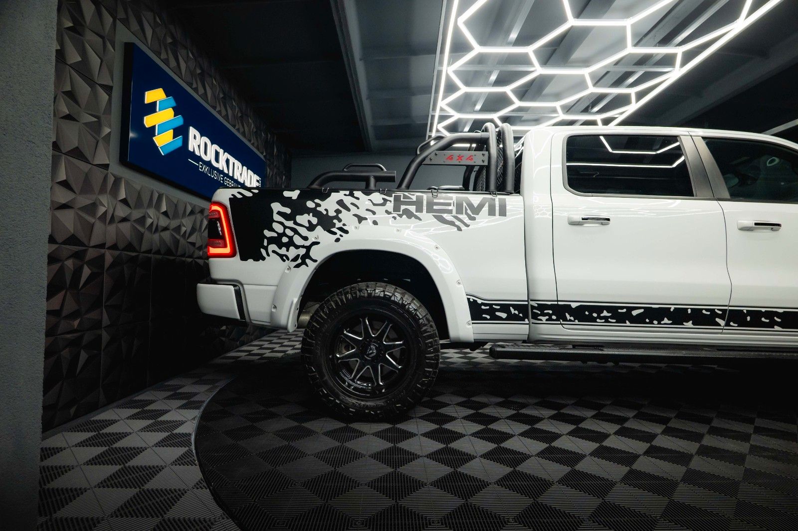 Fahrzeugabbildung Dodge RAM 5.7 V8 HEMI 4x4 OFFROAD Night-Paket *LED*