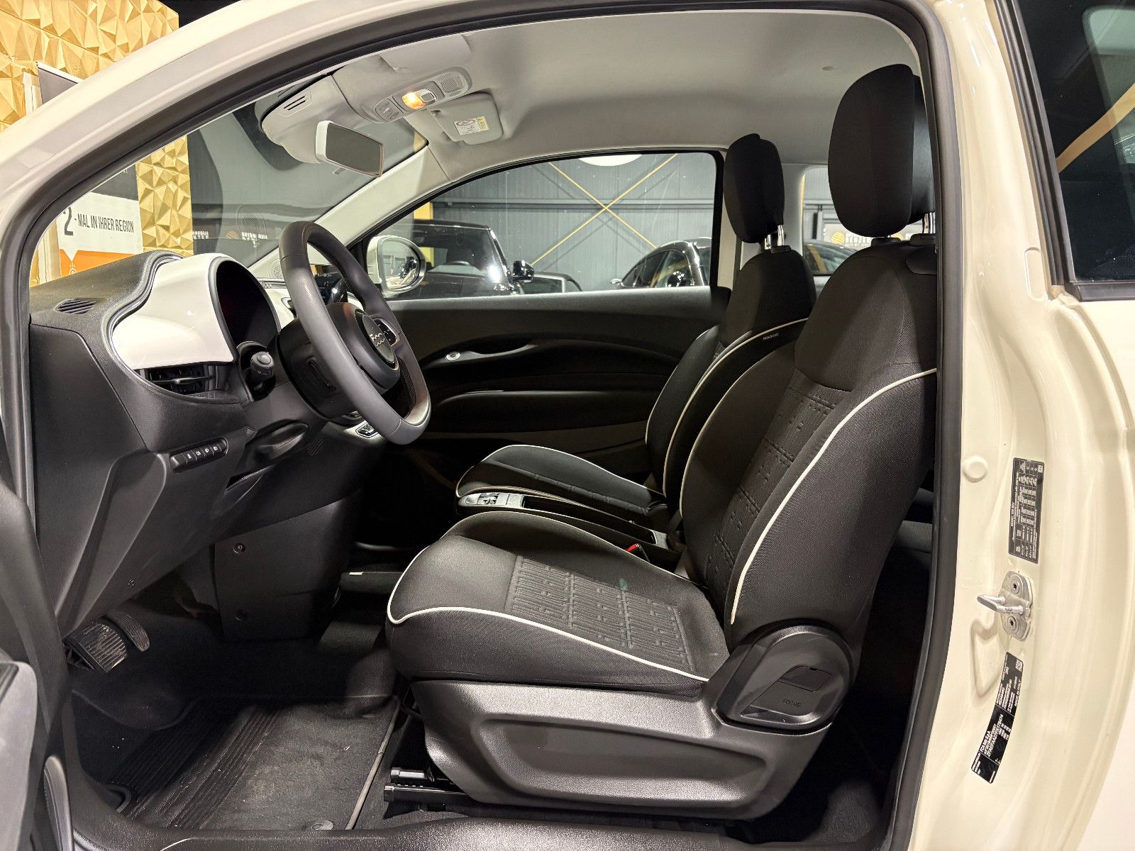 Fahrzeugabbildung Fiat 500e/Basis/TEMPOMAT/APPLE/KLIMA/SPURHALTEASSISTE