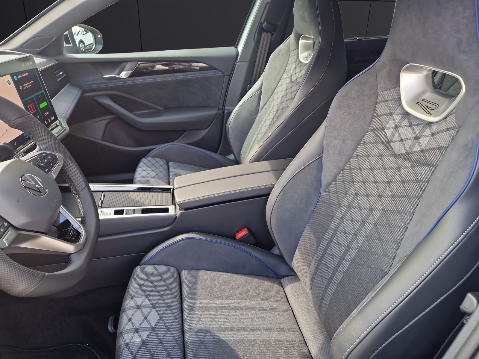 Fahrzeugabbildung Volkswagen Passat eHybrid R-Line Matrix AHK