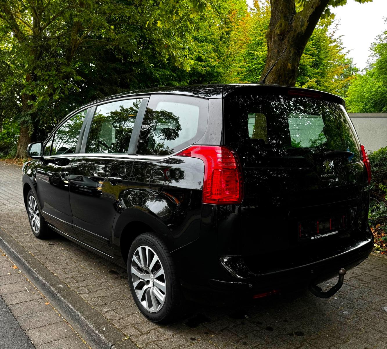 Peugeot 5008 2014 — interior