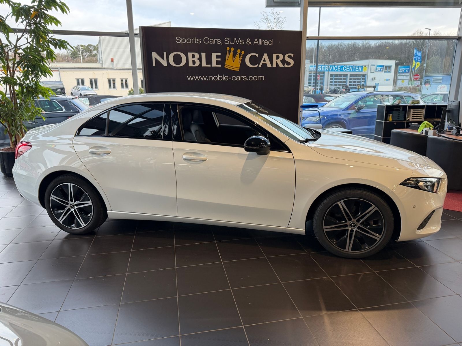 Fahrzeugabbildung Mercedes-Benz A 200 Limousine Progressive NIGHT 360° DIST